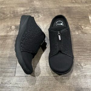 Bzees Women's Soft Lite Washable Zip Front Comfort Slip-On Mules - Black 8.5